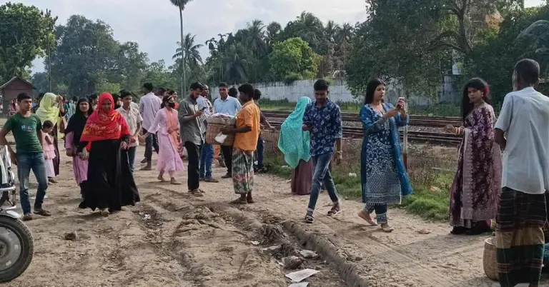 হিলি সীমান্তে উপচে পড়া ভিড়